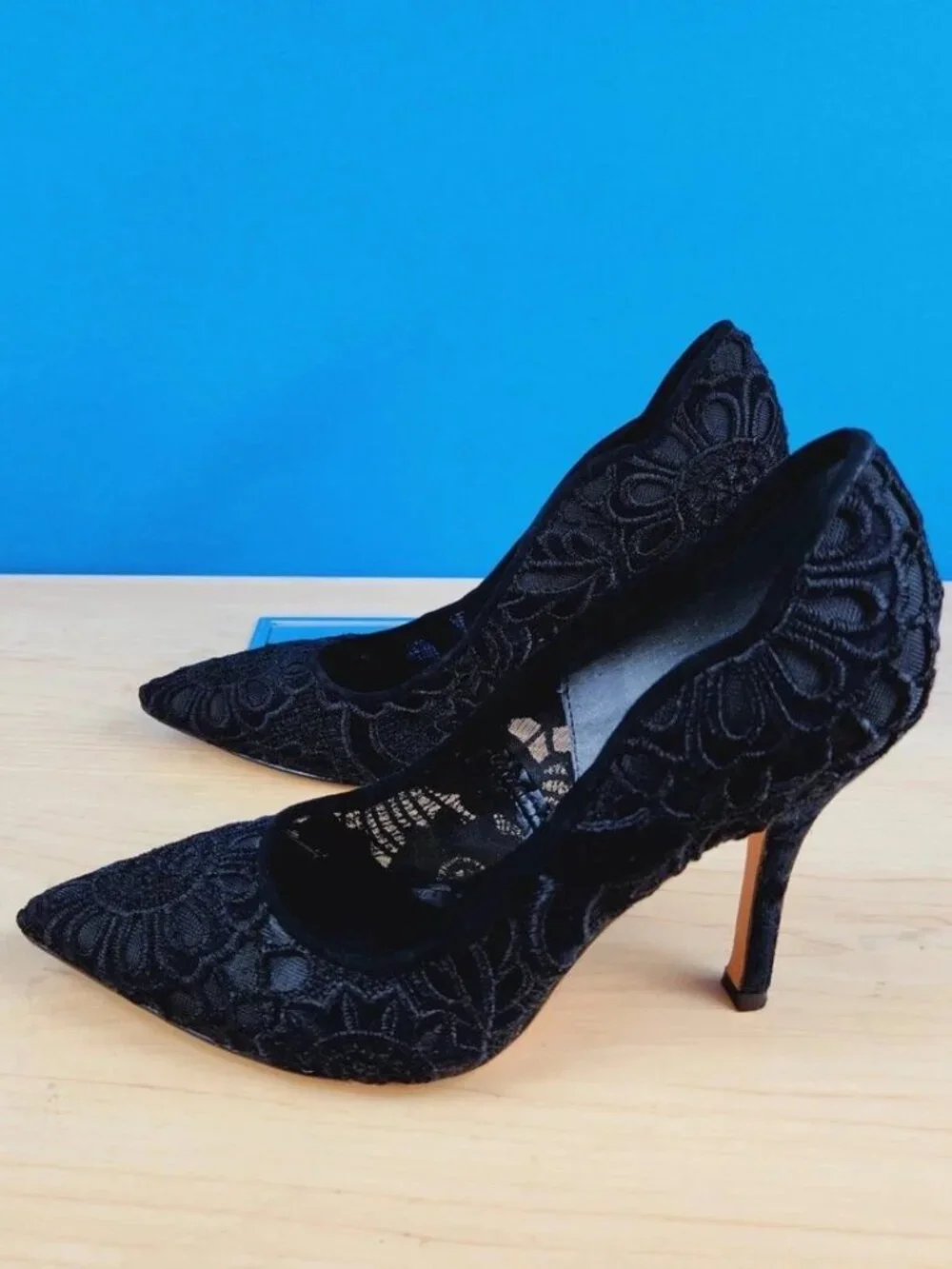 Marc Fisher LTD Black Velvet Floral Embroidered Pointed Toe Pumps Womens Sz 6.5